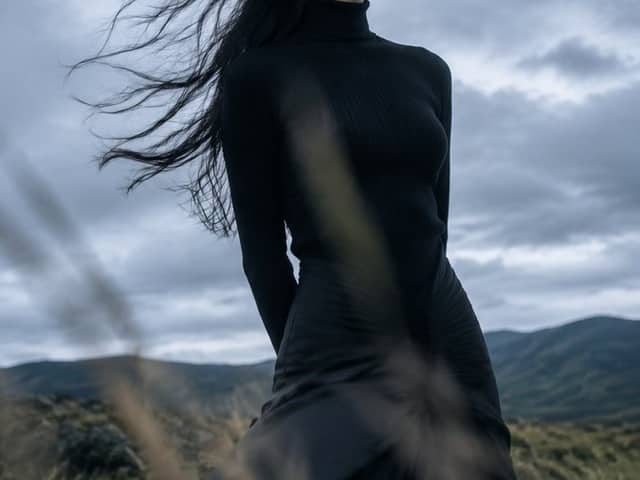 Retrato de Moda com Vento Negro