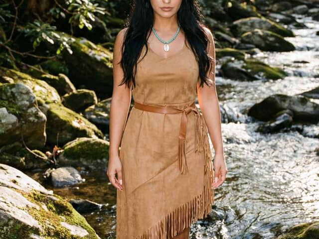 Retrato Fotorrealista Cinematográfico em um Riacho na Floresta (Inspirado em Pocahontas)