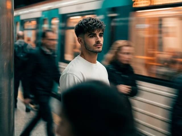 Retrato Cinematográfico com Motion Blur no Metrô