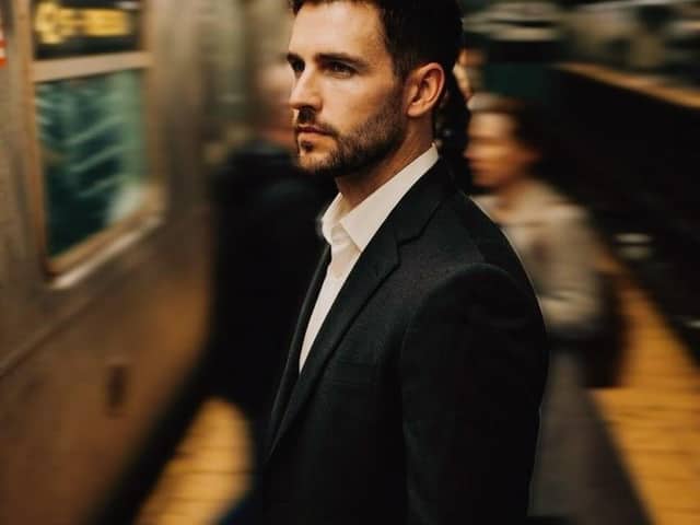 Prompt de Retrato de Thriller Cinematográfico no Metrô para Nano Banana 2