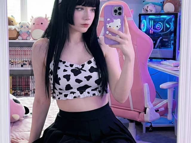 Kawaii Gamer Cosplay Mirror Selfie Prompt