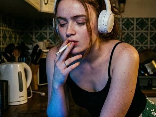 Retratos Cinematográficos Sombrios em uma Cozinha com o Brilho Neon do Fogão a Gás