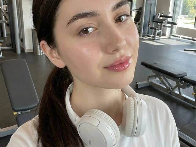 Photorealistic Gym Selfie Prompt with Identity Lock