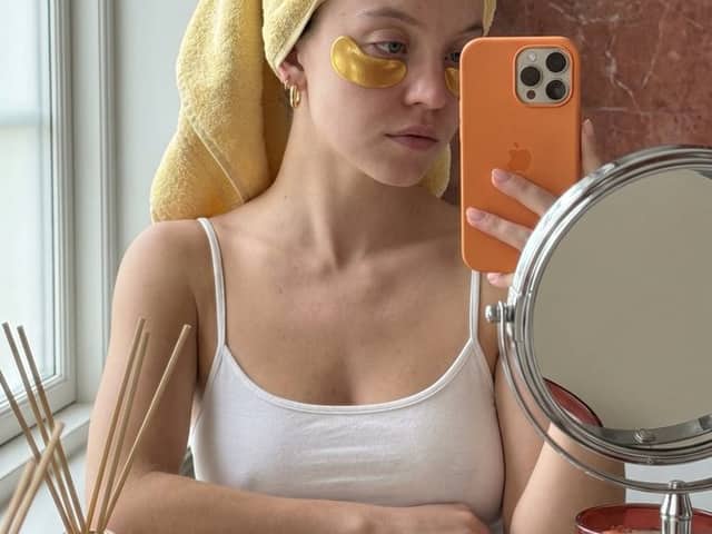 Scandinavian Minimalist Mirror Selfie Prompt (Ana de Armas)