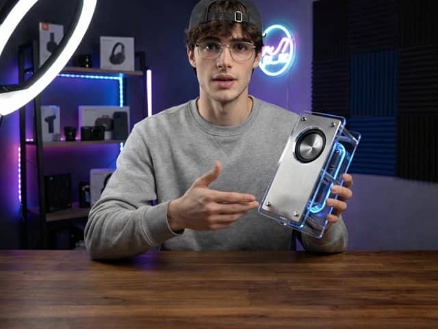Invite vidéo d'un YouTubeur tech présentant une enceinte Bluetooth