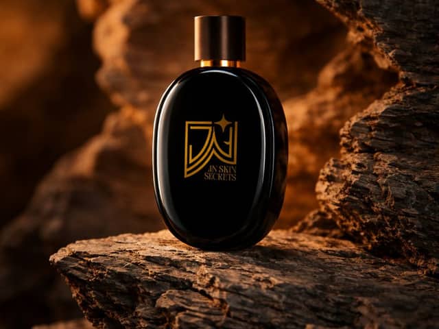 Photographie de produit cinématographique ultra-réaliste d'un flacon de parfum
