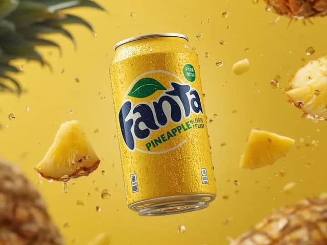 Photographie ultra-réaliste de canettes de soda commerciales