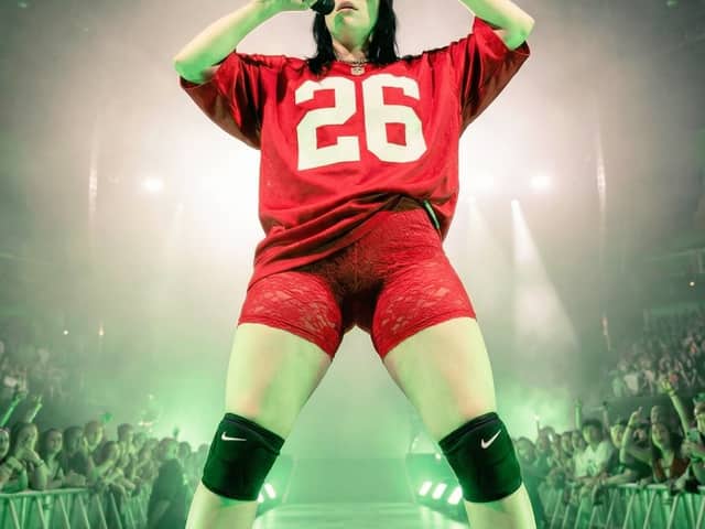 Photographie de concert ultra-réaliste de Billie Eilish