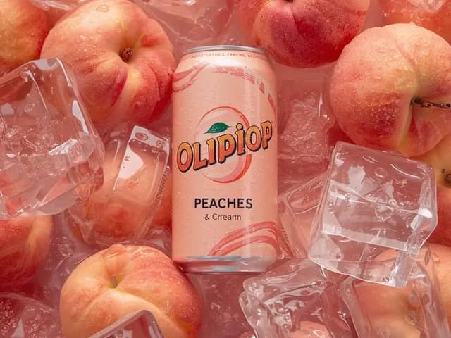 Photographie de produit ultra-réaliste de la canette de soda OLIPOP