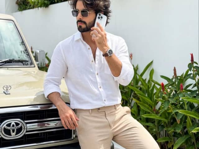 Immagine ultrarealistica di un ragazzo elegante appoggiato a un Land Cruiser