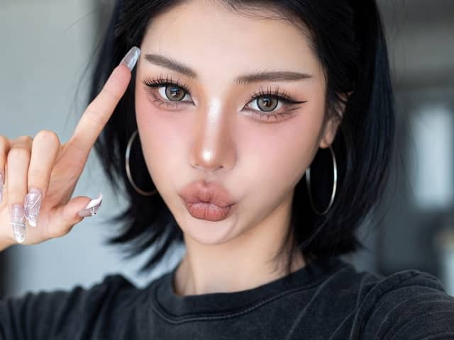 Ulzzang/Douyin Selfie Portrait Prompt