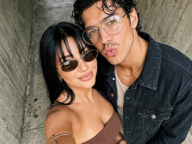 Selfie de Casal com Moda Urbana