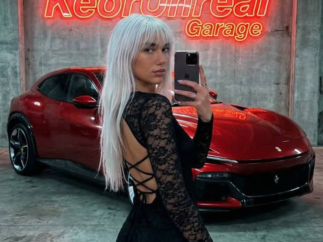 Selfie no Espelho da Garagem de Moda Urbana