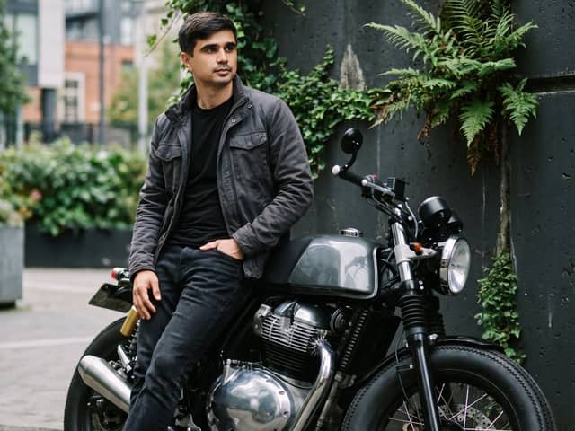 Ritratto di moda motociclistica urbana