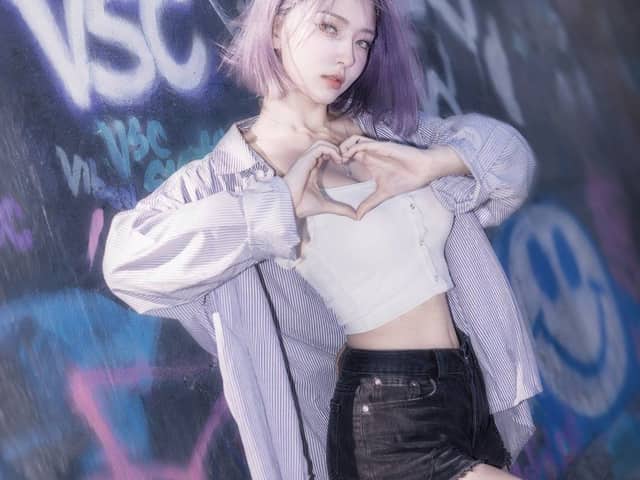 Retrato de Streetwear Urbano com Graffiti