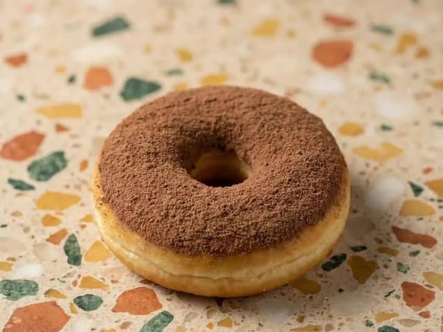 Photographie de produit en studio vertical d'un donut au chocolat (3 variations) (Duplicata)