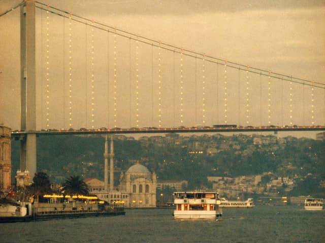 Cena Vintage da Balsa na Ponte do Bósforo