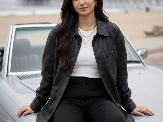 Editoriale di moda con auto d'epoca