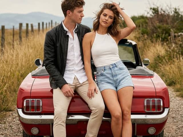 Casal Vintage em Conversível Clássico Vermelho no Campo