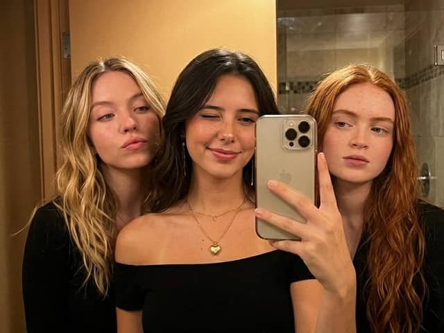 Prompt de Selfie no Espelho em Grupo, em Ambiente Interno Aconchegante, para Nano Banana Pro