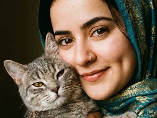 Retrato íntimo con un compañero felino