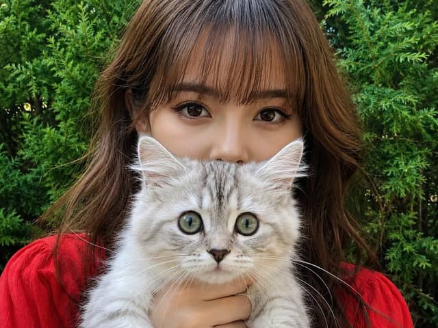 Primer plano de una mujer con un gatito
