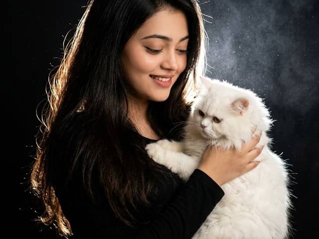 Retrato cinematográfico de mujer y gato