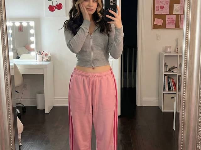 Y2K Aesthetic Mirror Selfie Prompt