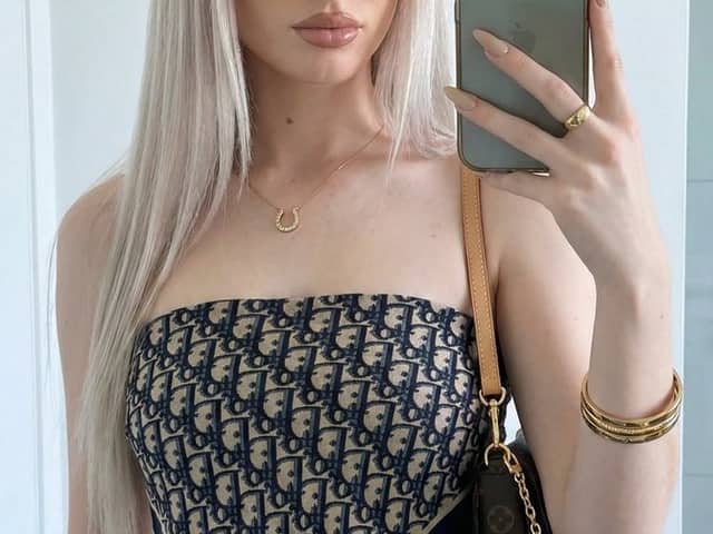 Y2K Mirror Selfie Prompt