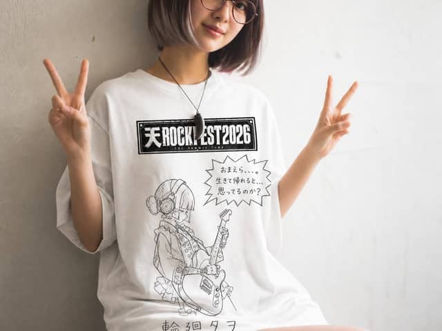Mockup de camiseta com Yuru-kyara desenhado à mão