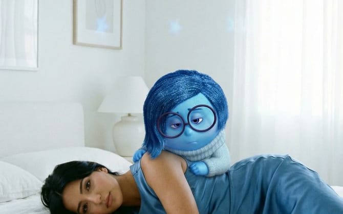 Prompt de Par de Personagens Fotorrealistas Cinematográficos: Personagem Azul e Mulher