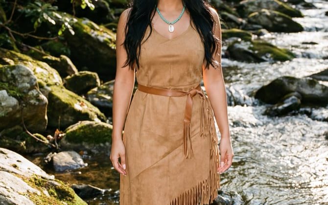 Retrato Fotorrealista Cinematográfico em um Riacho na Floresta (Inspirado em Pocahontas)