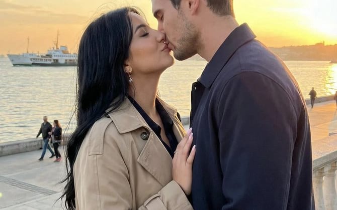 JSON Prompt for Cinematic Romantic Scene in Istanbul