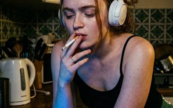 Retratos Cinematográficos Sombrios em uma Cozinha com o Brilho Neon do Fogão a Gás