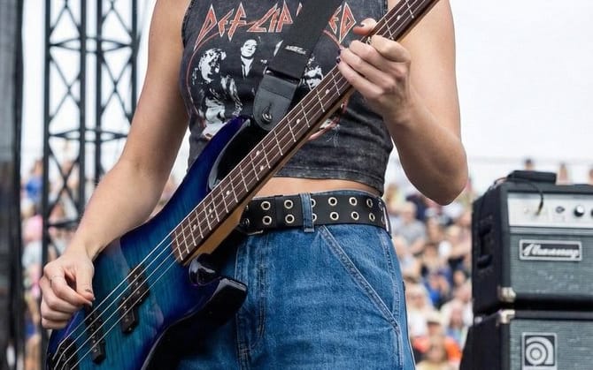 Portrait ultra-réaliste d'une bassiste en concert