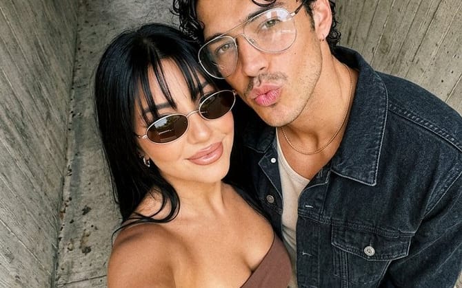 Selfie de Casal com Moda Urbana