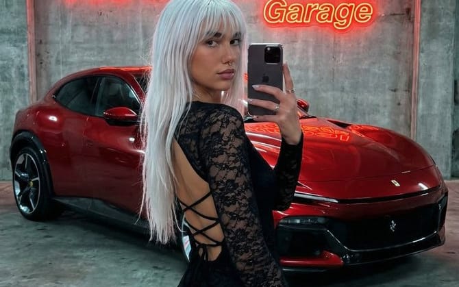 Selfie no Espelho da Garagem de Moda Urbana
