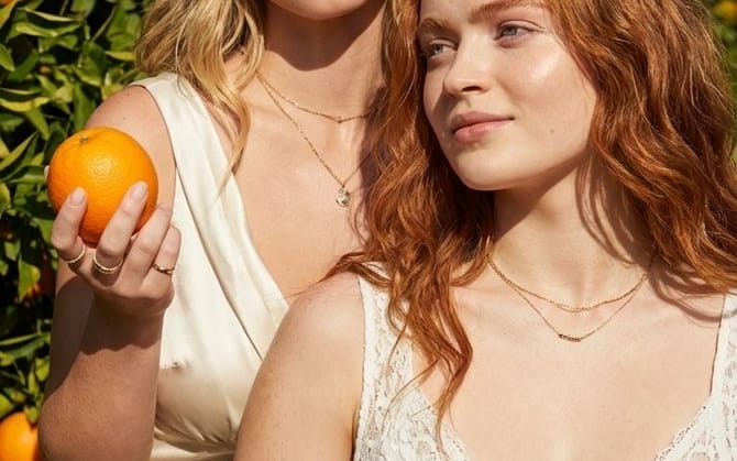 Estética de campanha da Vogue em um pomar de frutas cítricas dourado