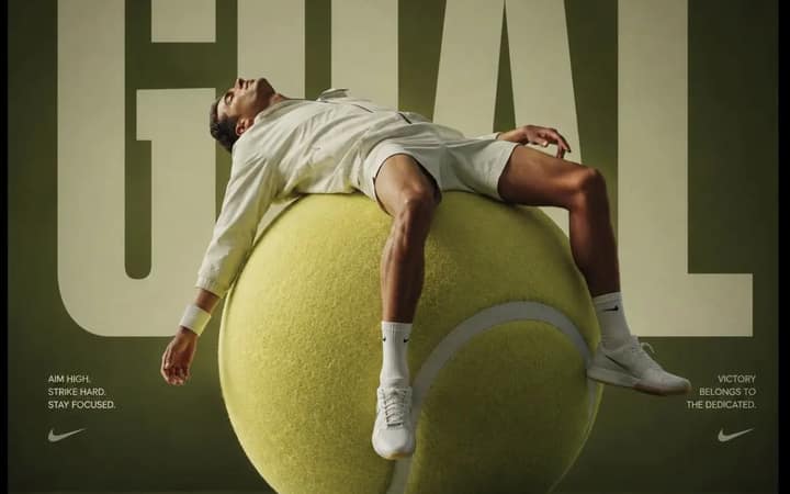 Avangart spor modası, reklam, dev bir tenis topu anıtsal bir