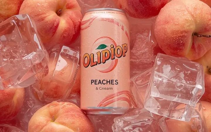 Photographie de produit ultra-réaliste de la canette de soda OLIPOP