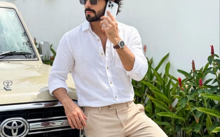 Immagine ultrarealistica di un ragazzo elegante appoggiato a un Land Cruiser