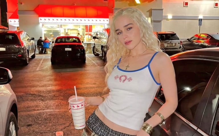 艾蜜莉亞·克拉克在 In-N-Out 的 Y2K 夜間照片