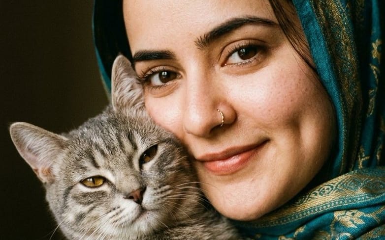 Retrato íntimo con un compañero felino