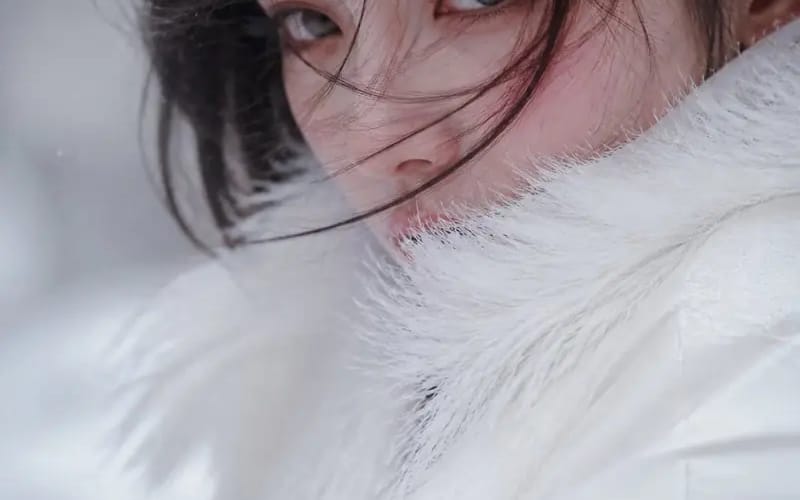 单人,一位东亚 INS 成年女网红,黑色长发松散盘起