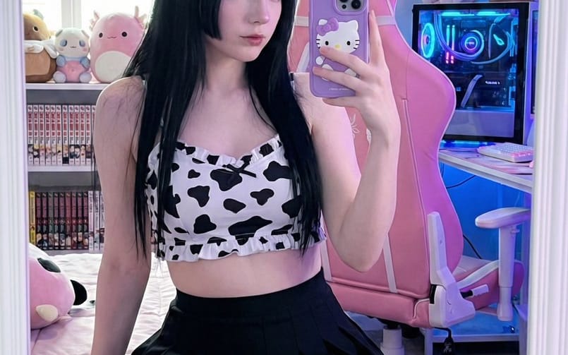 Kawaii Gamer Cosplay Mirror Selfie Prompt