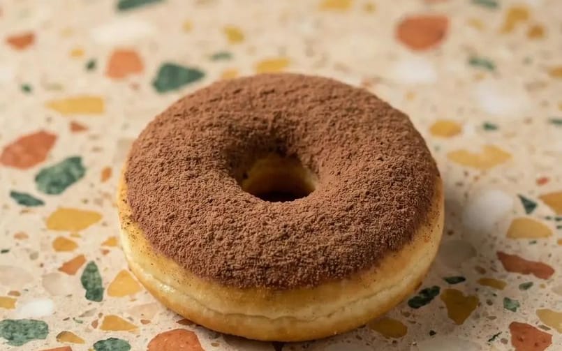 Photographie de produit en studio vertical d'un donut au chocolat (3 variations) (Duplicata)