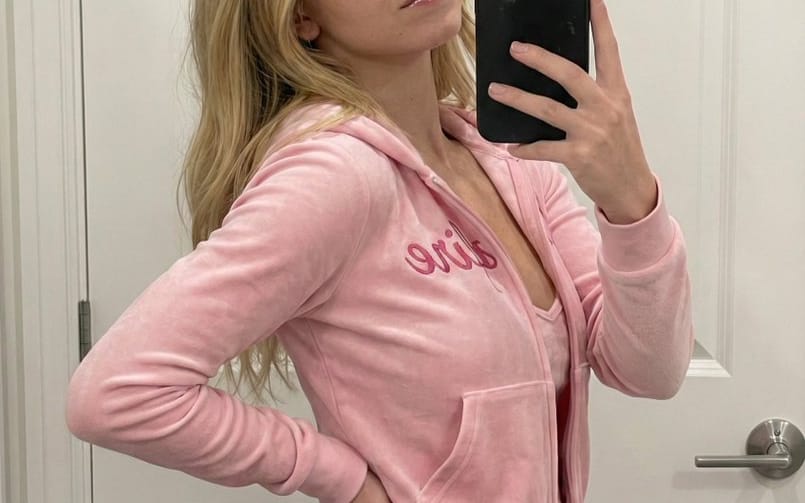 Selfie no espelho com agasalho de veludo Y2K