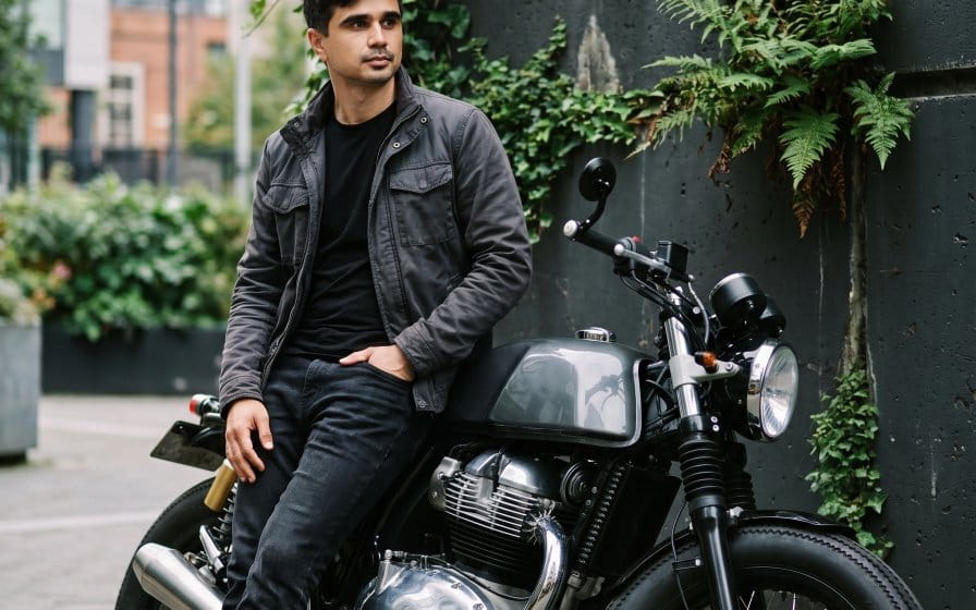Ritratto di moda motociclistica urbana