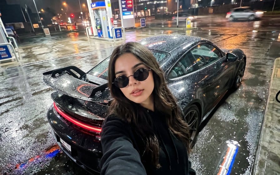 Ritratto notturno in una stazione di servizio urbana