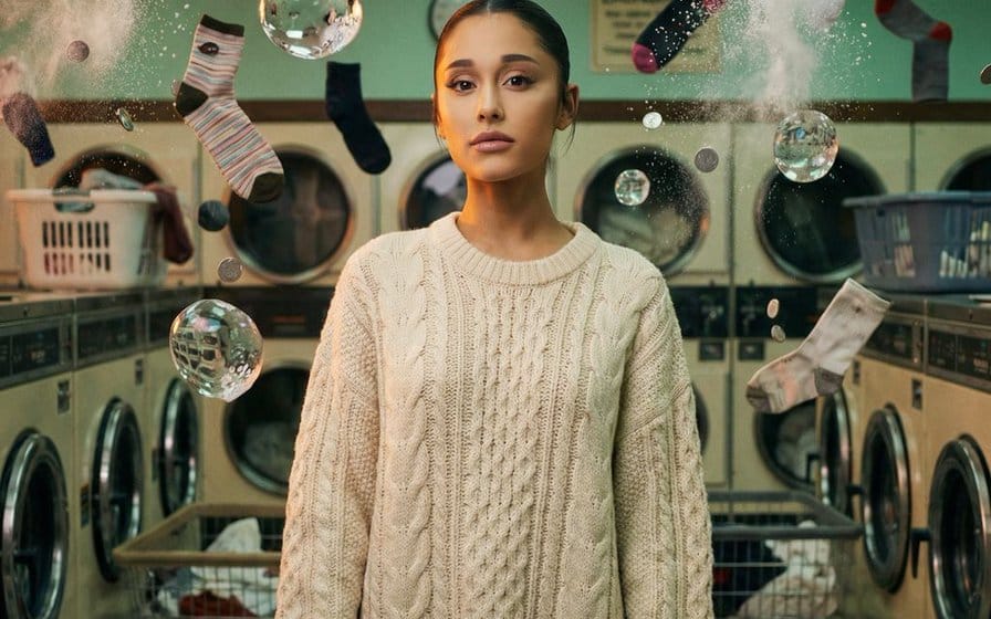 Zero-G Laundromat: Editorial de Moda Surreal